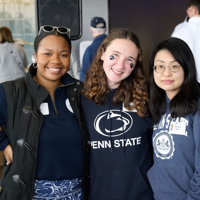 Alumni tailgate students